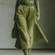 Conjunto Top Verde Oliva con Hombros Descubiertos y Falda de Ante Sintético