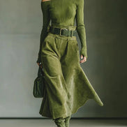 Conjunto Top Verde Oliva con Hombros Descubiertos y Falda de Ante Sintético