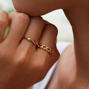Anillo de Diseño Curvo Moderno