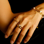 Anillo entrelazado elegante