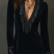 Vestido Mini Retro de Terciopelo Negro con Bordado y Ribete de Encaje