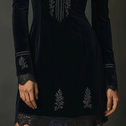 Vestido Mini Retro de Terciopelo Negro con Bordado y Ribete de Encaje
