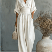 Elegante mono holgado de cuello en V y talle alto.
