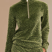 Conjunto Retro de Terciopelo con Estampado Leopardo y Cuello Mao
