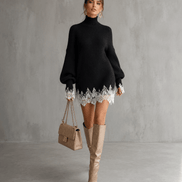 Vestido Corto de Punto con Cuello Alto y Encaje