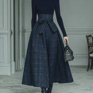 Conjunto Top Azul Oscuro de Punto con Cuello Alto y Falda de Cuadros