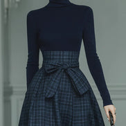 Conjunto Top Azul Oscuro de Punto con Cuello Alto y Falda de Cuadros
