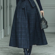 Conjunto Top Azul Oscuro de Punto con Cuello Alto y Falda de Cuadros