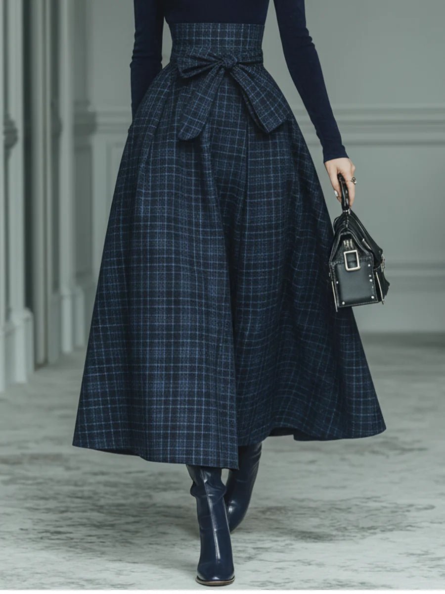 Conjunto Top Azul Oscuro de Punto con Cuello Alto y Falda de Cuadros