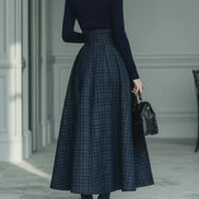 Conjunto Top Azul Oscuro de Punto con Cuello Alto y Falda de Cuadros