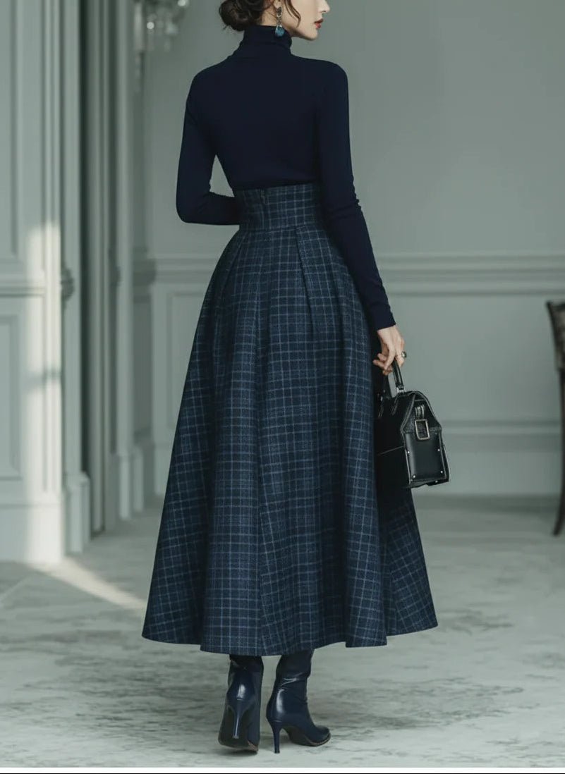 Conjunto Top Azul Oscuro de Punto con Cuello Alto y Falda de Cuadros