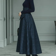 Conjunto Top Azul Oscuro de Punto con Cuello Alto y Falda de Cuadros