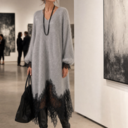 Vestido midi gris de punto con bajo de encaje