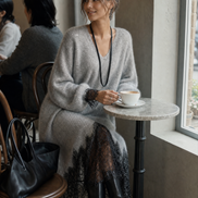 Vestido midi gris de punto con bajo de encaje