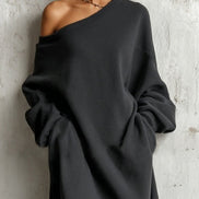 Vestido largo negro estilo sudadera con un hombro descubierto
