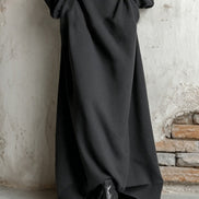 Vestido largo negro estilo sudadera con un hombro descubierto