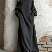 Vestido largo negro estilo sudadera con un hombro descubierto