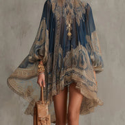 Vestido Mini de Chifón Azul Marino con Estampado Barroco y Cuello Alto