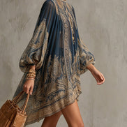 Vestido Mini de Chifón Azul Marino con Estampado Barroco y Cuello Alto