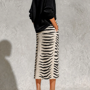 Conjunto Negro de Top de Punto y Falda Midi de Cebra