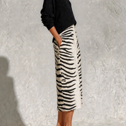Conjunto Negro de Top de Punto y Falda Midi de Cebra