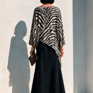 Conjunto de Top Asimétrico de Cebra y Falda Negra Drapeada