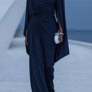 Vestido Maxi Azul Oscuro Plisado con Capa Drapeada