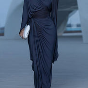 Vestido Maxi Azul Oscuro Plisado con Capa Drapeada