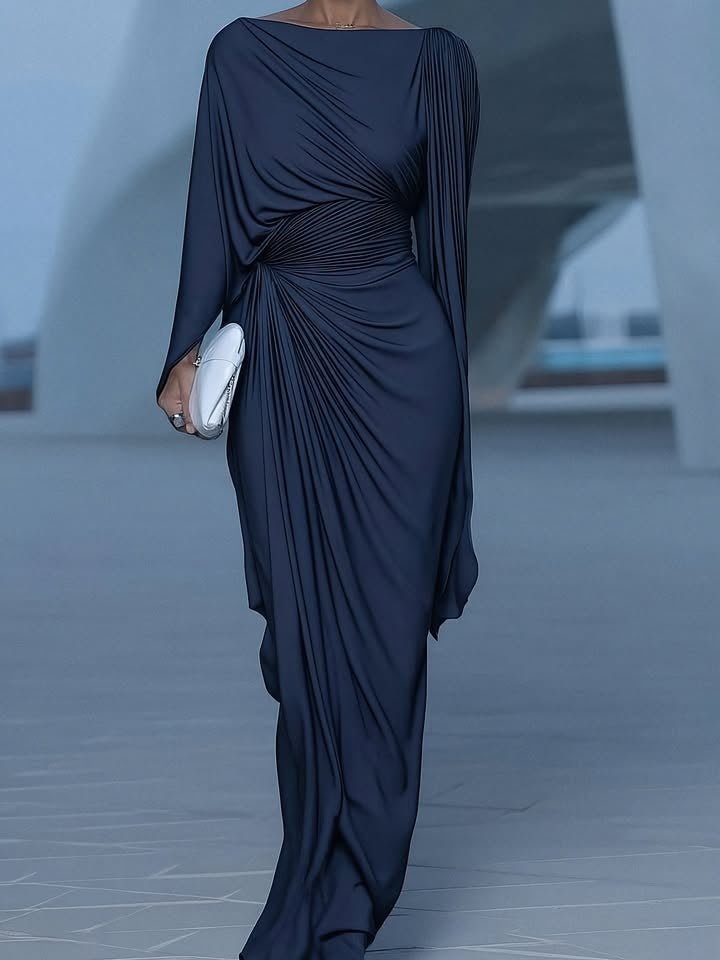 Vestido Maxi Azul Oscuro Plisado con Capa Drapeada