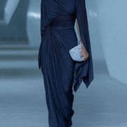 Vestido Maxi Azul Oscuro Plisado con Capa Drapeada