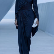 Vestido Maxi Azul Oscuro Plisado con Capa Drapeada