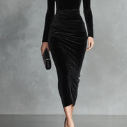 Vestido Ajustado de Terciopelo Negro con Cuello Alto Elegante