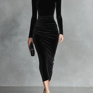 Vestido Ajustado de Terciopelo Negro con Cuello Alto Elegante