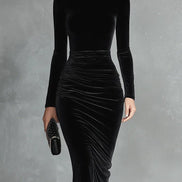 Vestido Ajustado de Terciopelo Negro con Cuello Alto Elegante