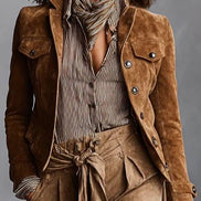 Chaqueta Corta de Ante Marrón con Cuello Solapa y Botonadura