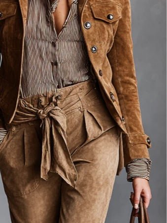 Chaqueta Corta de Ante Marrón con Cuello Solapa y Botonadura