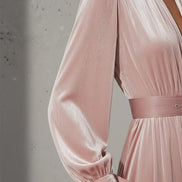 Vestido Maxi de Terciopelo Rosa Palo Elegante con Escote en V