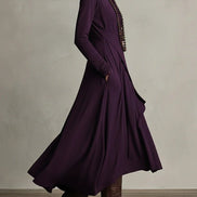 Vestido Maxi Púrpura con Cuello Alto Asimétrico y Plisado