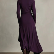 Vestido Maxi Púrpura con Cuello Alto Asimétrico y Plisado