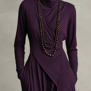 Vestido Maxi Púrpura con Cuello Alto Asimétrico y Plisado