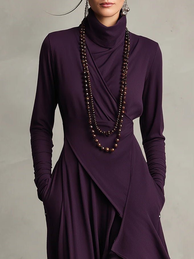 Vestido Maxi Púrpura con Cuello Alto Asimétrico y Plisado