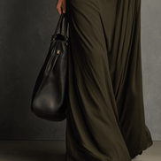 Vestido Maxi Verde Oliva de Punto con Cuello Alto y Plisado