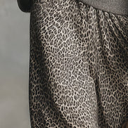 Falda Evasé con Estampado Leopardo Gris Elegante y Versátil