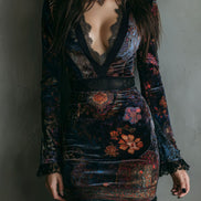 Vestido Mini de Terciopelo Boho con Estampado Floral Escote en V y Ribete de Encaje