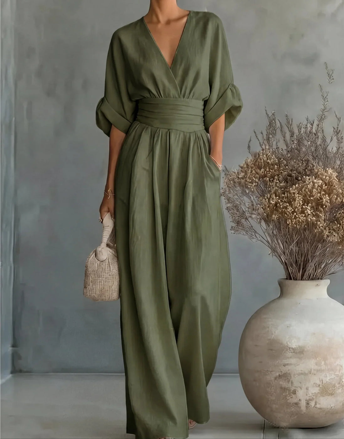Elegante mono holgado de cuello en V y talle alto.