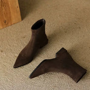Delfina | Botines de Ante con Punta Fina y Tacón Bajo