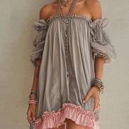 Vestido Mini de Chifón Gris con Hombros Descubiertos y Ribete Rosa