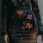 Vestido Mini de Terciopelo Boho con Estampado Floral Escote en V y Ribete de Encaje