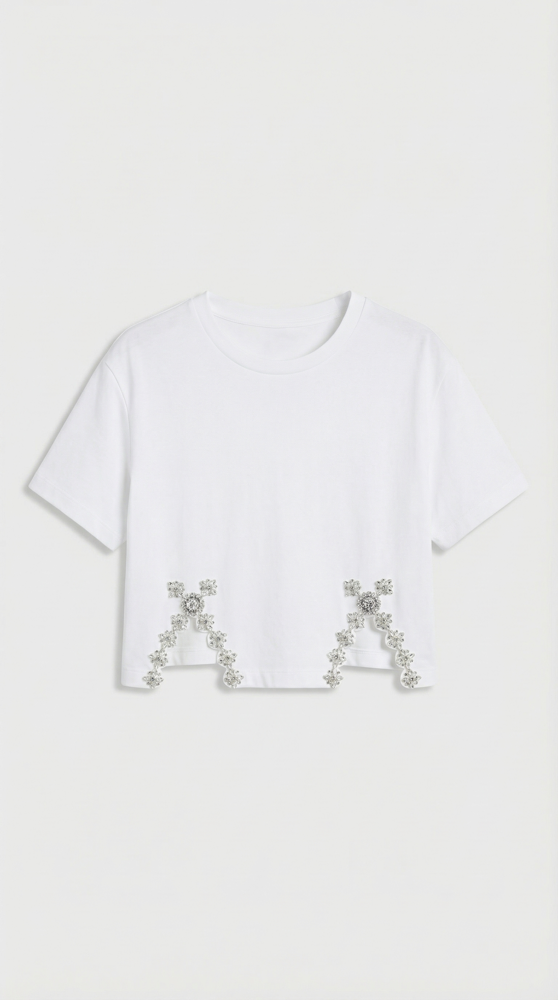 CAMISETA CON ABERTURAS Y PEDRERIA