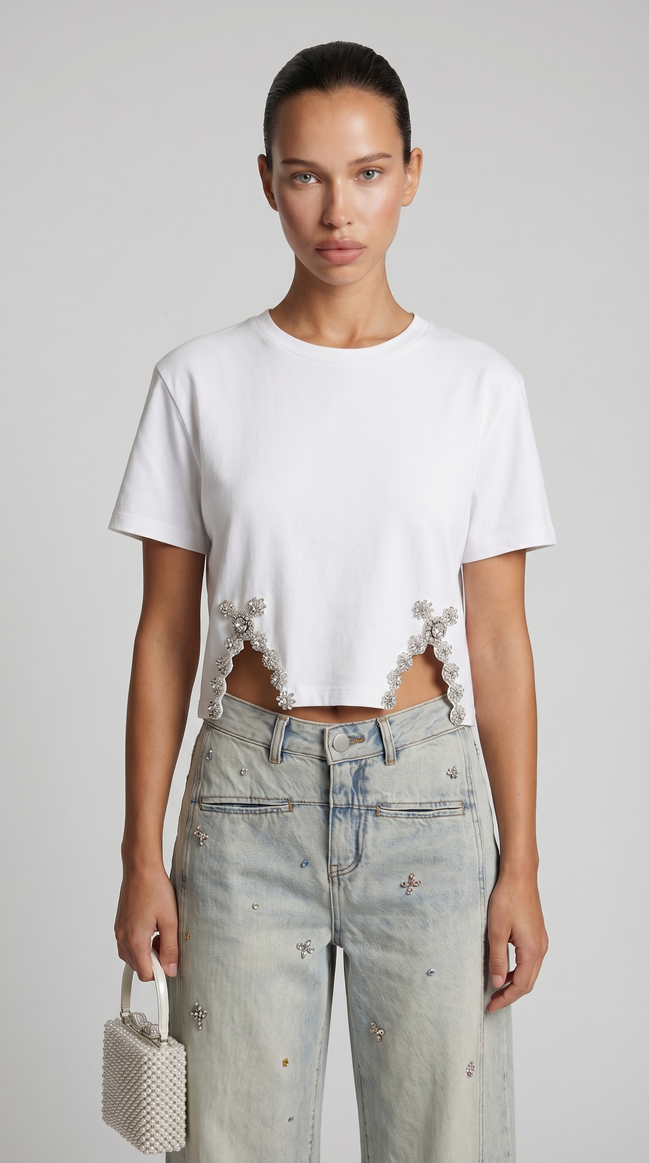 CAMISETA CON ABERTURAS Y PEDRERIA